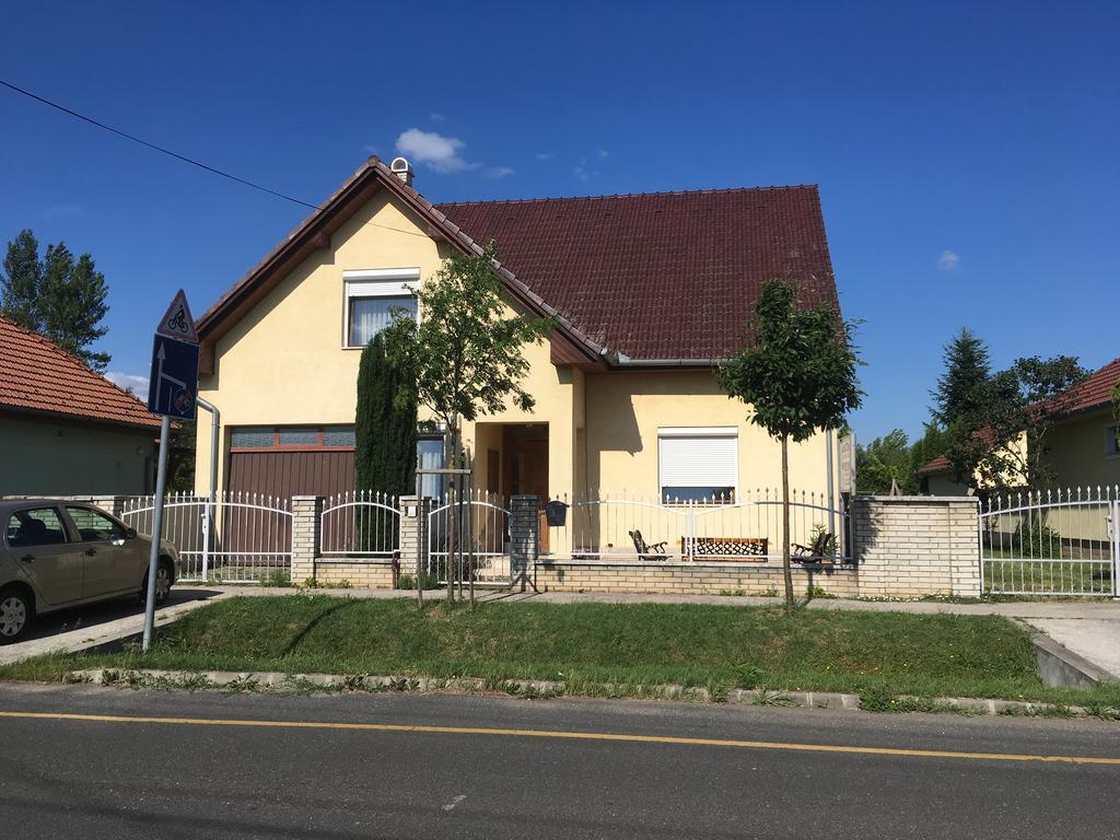 Boezsi Apartman Sárvár Exteriér fotografie